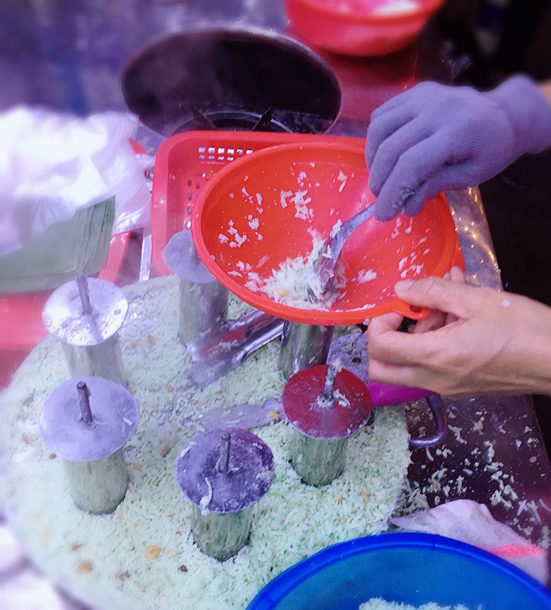 Bán bánh lạ bọc ống inox: Bám vỉa hè Hà Nội, chàng trai thu 70 triệu/tháng-3