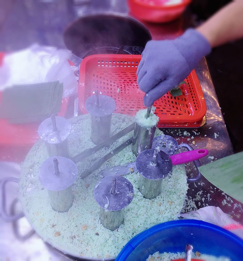 Bán bánh lạ bọc ống inox: Bám vỉa hè Hà Nội, chàng trai thu 70 triệu/tháng-5