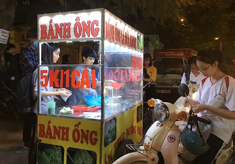 Bán bánh lạ bọc ống inox: Bám vỉa hè Hà Nội, chàng trai thu 70 triệu/tháng-6