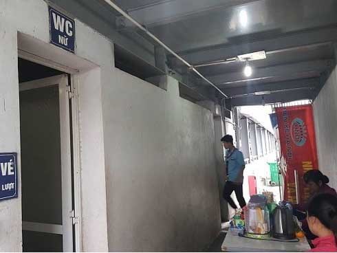 Chuyện nhói lòng phía sau bọc tiền bỏ quên ở nhà vệ sinh công cộng