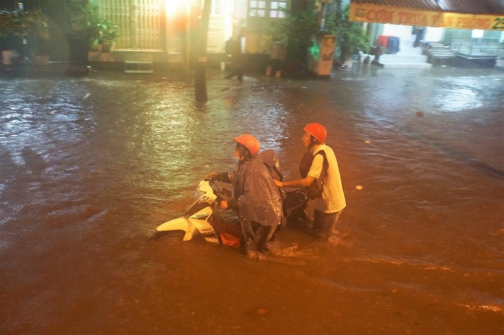 Bão số 9: Người Sài Gòn quay cuồng chống ngập suốt đêm-1