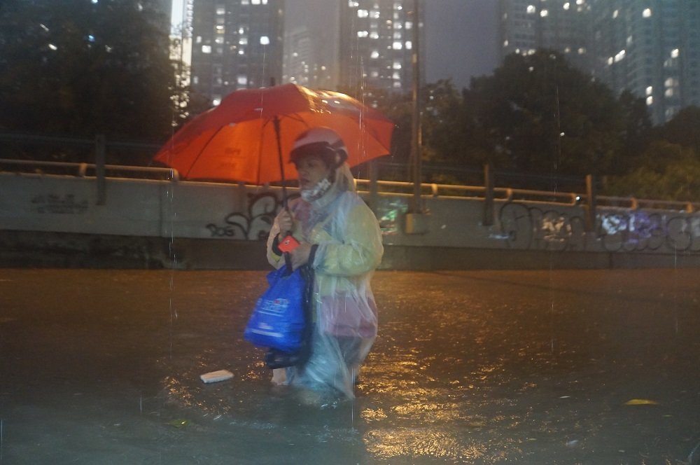 Bão số 9: Người Sài Gòn quay cuồng chống ngập suốt đêm-2