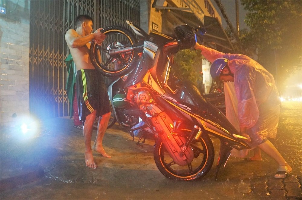 Bão số 9: Người Sài Gòn quay cuồng chống ngập suốt đêm-5