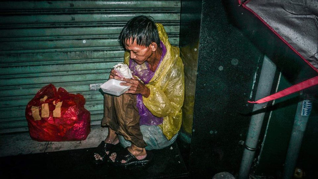 Giữa đêm, MXH xúc động mạnh với hình ảnh ông chú vô gia cư co ro húp cháo giữa mưa bão Sài Gòn-2