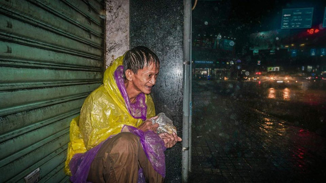 Giữa đêm, MXH xúc động mạnh với hình ảnh ông chú vô gia cư co ro húp cháo giữa mưa bão Sài Gòn-3