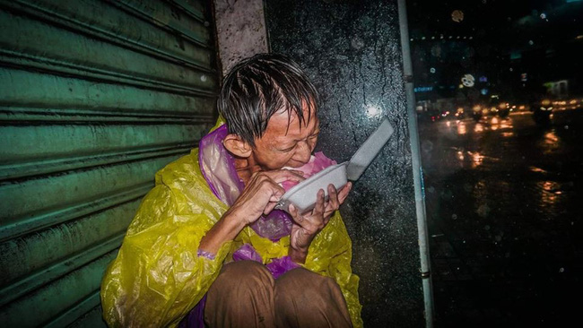 Giữa đêm, MXH xúc động mạnh với hình ảnh ông chú vô gia cư co ro húp cháo giữa mưa bão Sài Gòn-4
