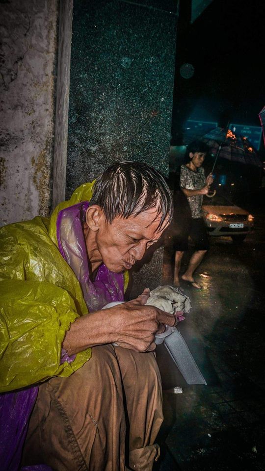 Giữa đêm, MXH xúc động mạnh với hình ảnh ông chú vô gia cư co ro húp cháo giữa mưa bão Sài Gòn-5