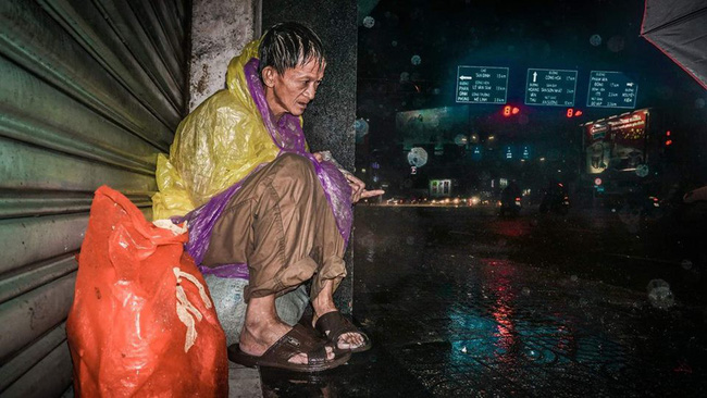 Giữa đêm, MXH xúc động mạnh với hình ảnh ông chú vô gia cư co ro húp cháo giữa mưa bão Sài Gòn-6