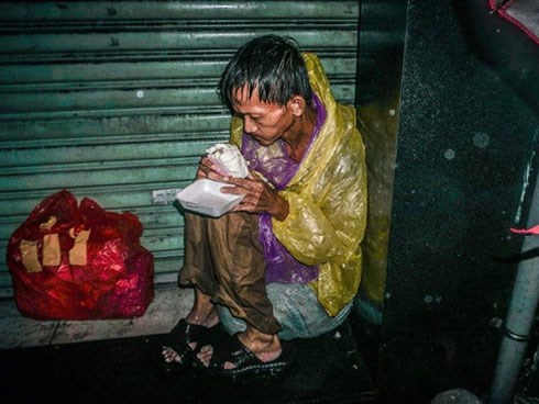 Giữa đêm, MXH xúc động mạnh với hình ảnh ông chú vô gia cư co ro húp cháo giữa mưa bão Sài Gòn