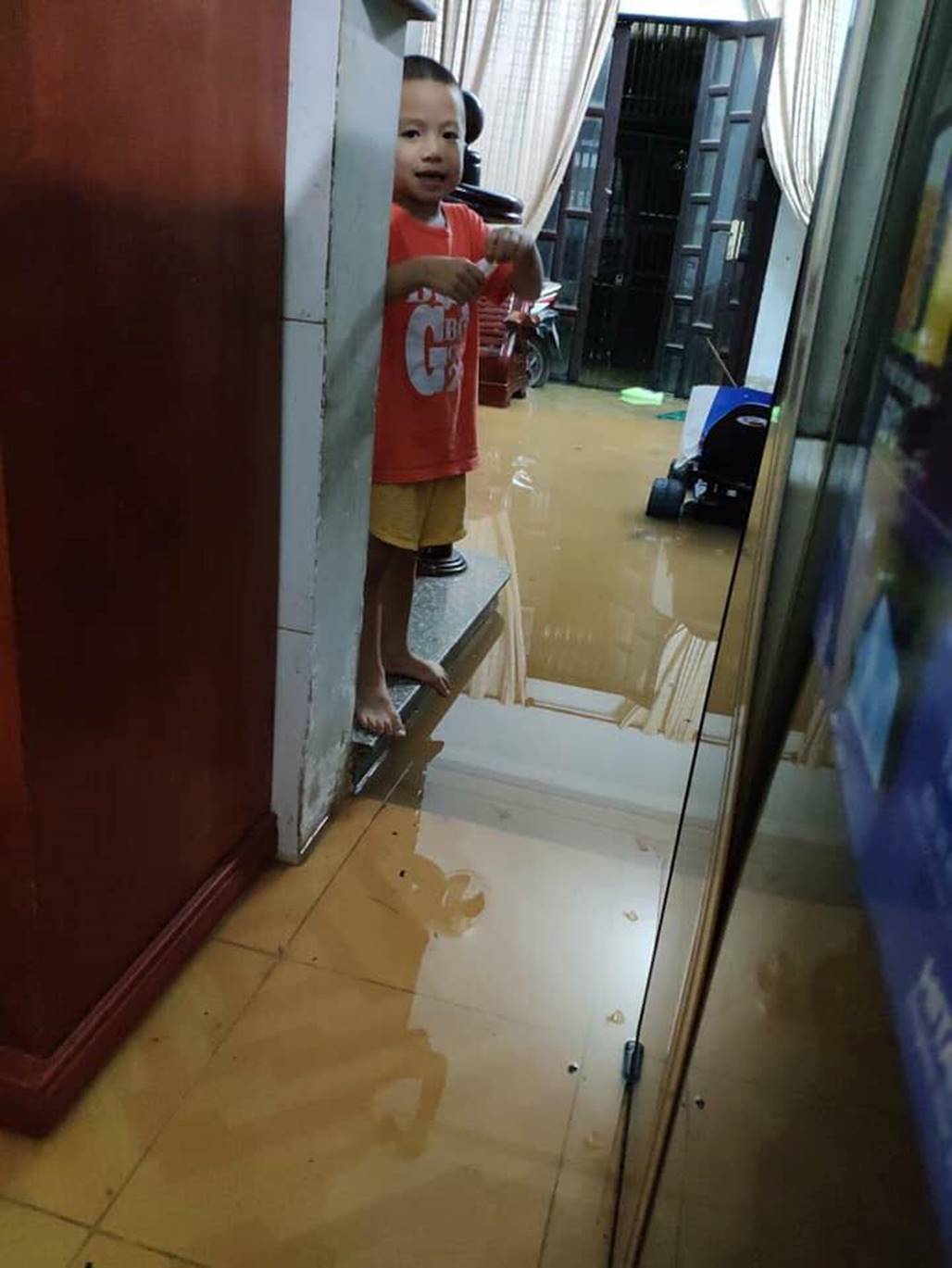 Ảnh: Mưa ngập diện rộng, dân TP.HCM trắng đêm tát nước chống lụt-1