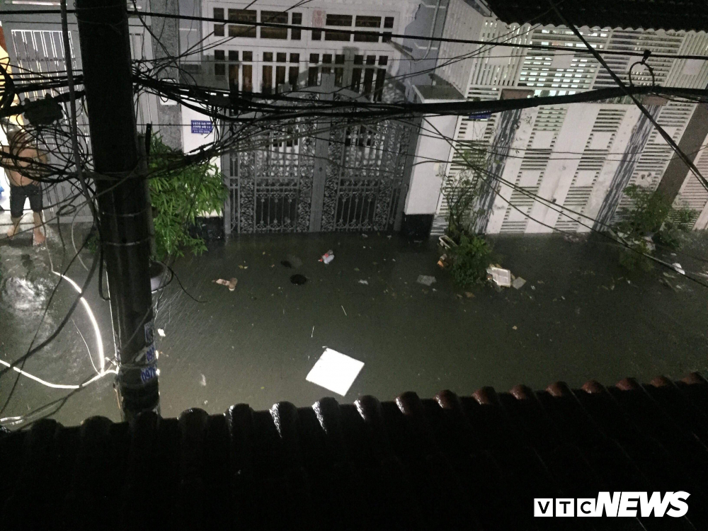 Ảnh: Mưa ngập diện rộng, dân TP.HCM trắng đêm tát nước chống lụt-3