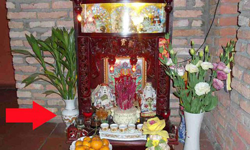 Đặt bàn thờ Thần Tài kiểu này thảo nào lộc đâu không thấy, toàn thấy tiền đội nón ra đi-1