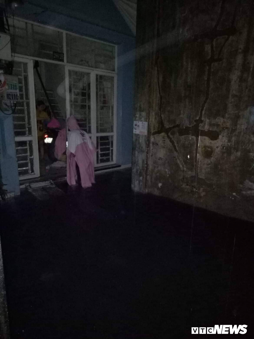 Ảnh: Mưa ngập diện rộng, dân TP.HCM trắng đêm tát nước chống lụt-11