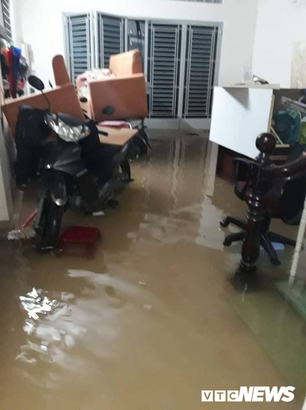 Ảnh: Mưa ngập diện rộng, dân TP.HCM trắng đêm tát nước chống lụt-4