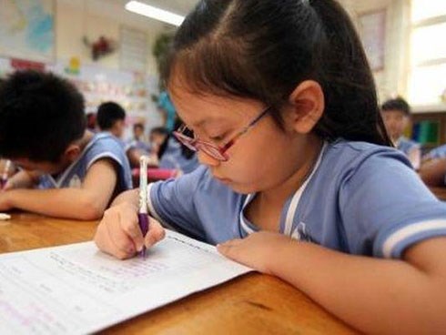 Con gái có dáng đi khác lạ, mẹ chủ quan không đưa đi khám dẫn đến con mắc bệnh nặng