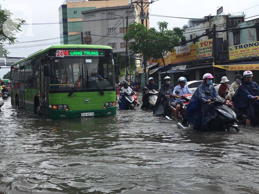 Sáng thứ 2 kẹt xe, ngập nước, xe chết máy nằm la liệt, người Sài Gòn khốn khổ sau bão số 9-5