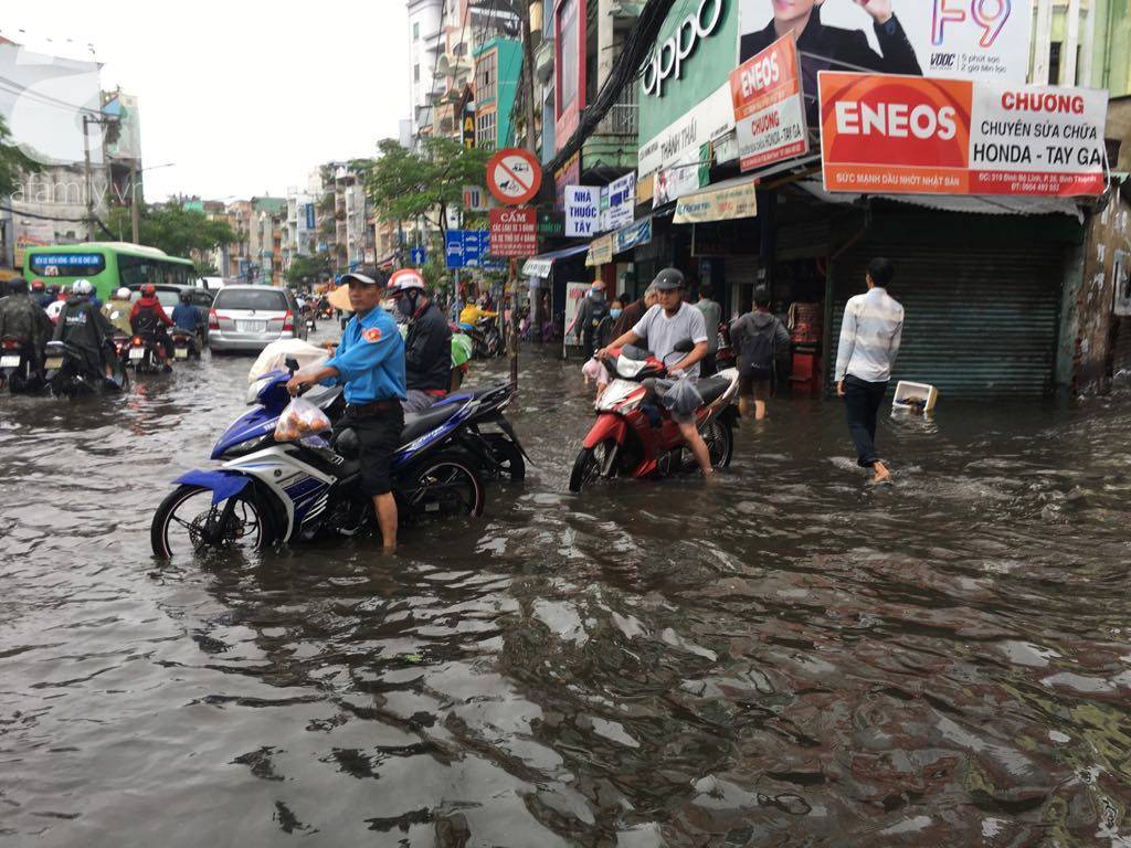 Sáng thứ 2 kẹt xe, ngập nước, xe chết máy nằm la liệt, người Sài Gòn khốn khổ sau bão số 9-6