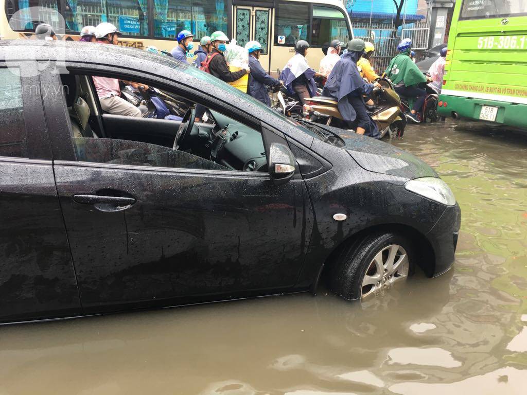 Sáng thứ 2 kẹt xe, ngập nước, xe chết máy nằm la liệt, người Sài Gòn khốn khổ sau bão số 9-8