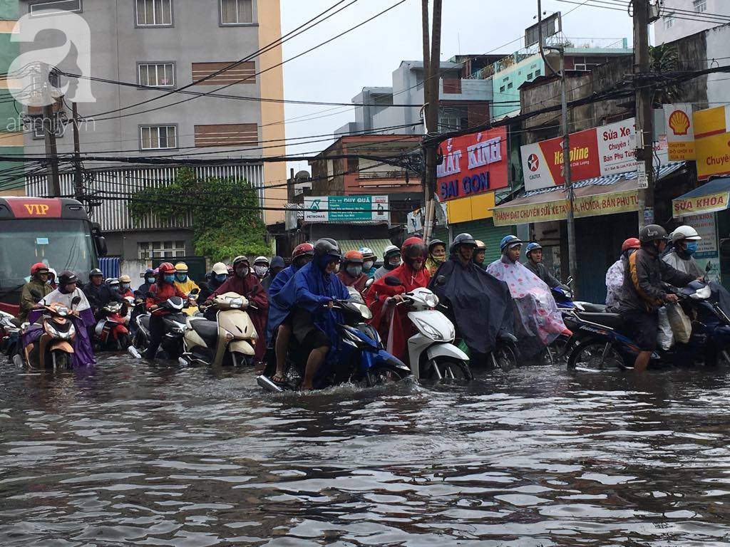 Sáng thứ 2 kẹt xe, ngập nước, xe chết máy nằm la liệt, người Sài Gòn khốn khổ sau bão số 9-11