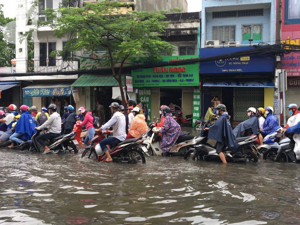 Sáng thứ 2 kẹt xe, ngập nước, xe chết máy nằm la liệt, người Sài Gòn khốn khổ sau bão số 9-13