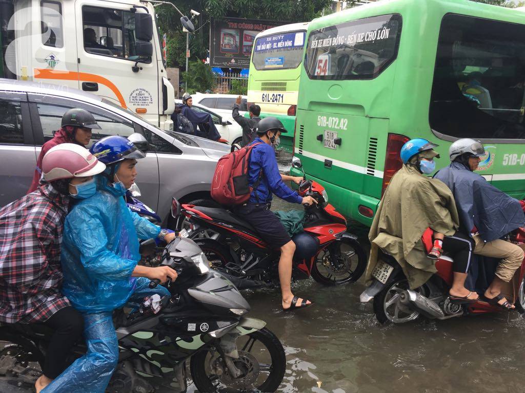 Sáng thứ 2 kẹt xe, ngập nước, xe chết máy nằm la liệt, người Sài Gòn khốn khổ sau bão số 9-14