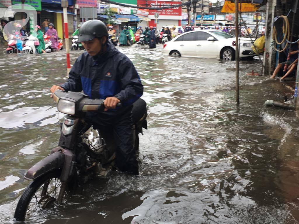 Sáng thứ 2 kẹt xe, ngập nước, xe chết máy nằm la liệt, người Sài Gòn khốn khổ sau bão số 9-18