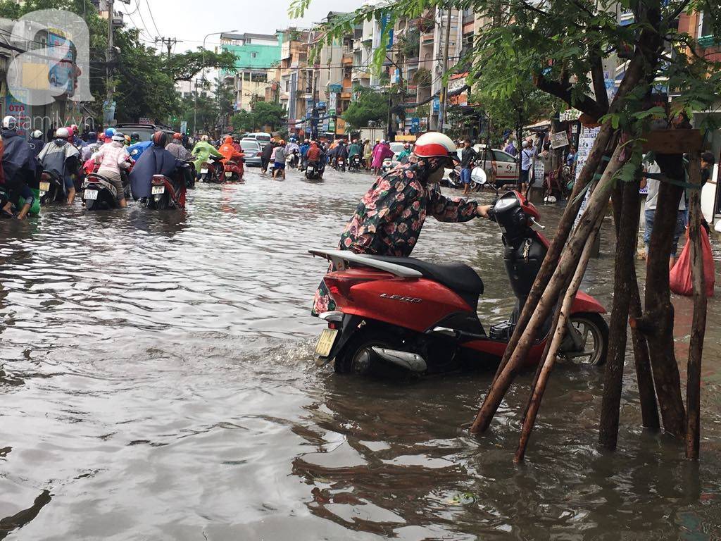 Sáng thứ 2 kẹt xe, ngập nước, xe chết máy nằm la liệt, người Sài Gòn khốn khổ sau bão số 9-22