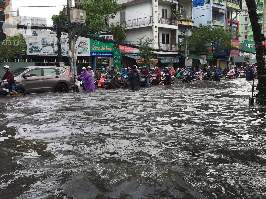 Sáng thứ 2 kẹt xe, ngập nước, xe chết máy nằm la liệt, người Sài Gòn khốn khổ sau bão số 9-23