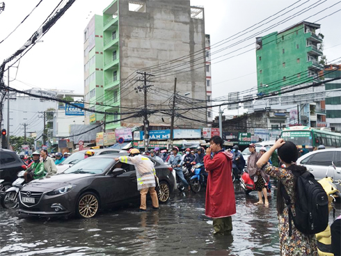 Mưa ngập lịch sử ở TP.HCM: Rắn rết bơi vào nhà, ăn tiệc cưới trong biển nước-15
