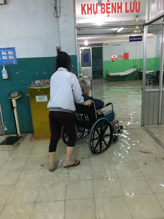 TP.HCM: Bệnh viện ngập sâu, bác sĩ lội nước cấp cứu bệnh nhân-1