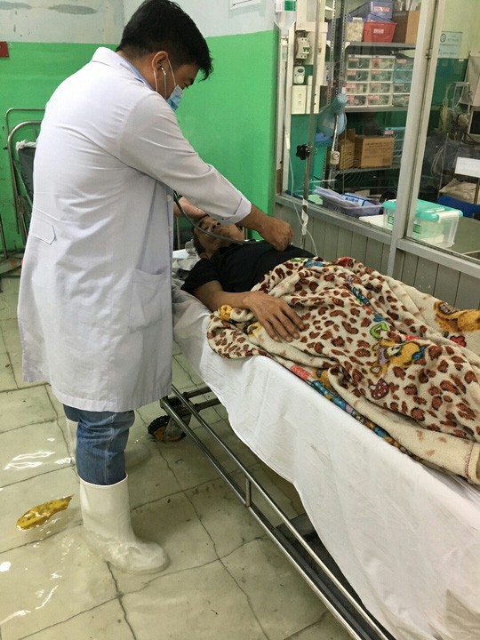 TP.HCM: Bệnh viện ngập sâu, bác sĩ lội nước cấp cứu bệnh nhân-2