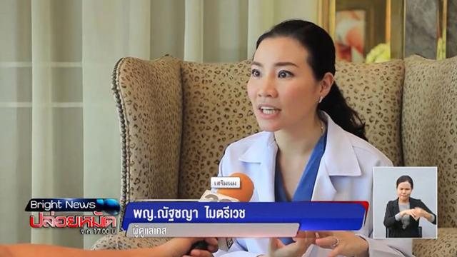 Đang mặn nồng với bạn trai, cô gái xinh đẹp hoảng hốt khi bị vỡ túi độn ngực-2