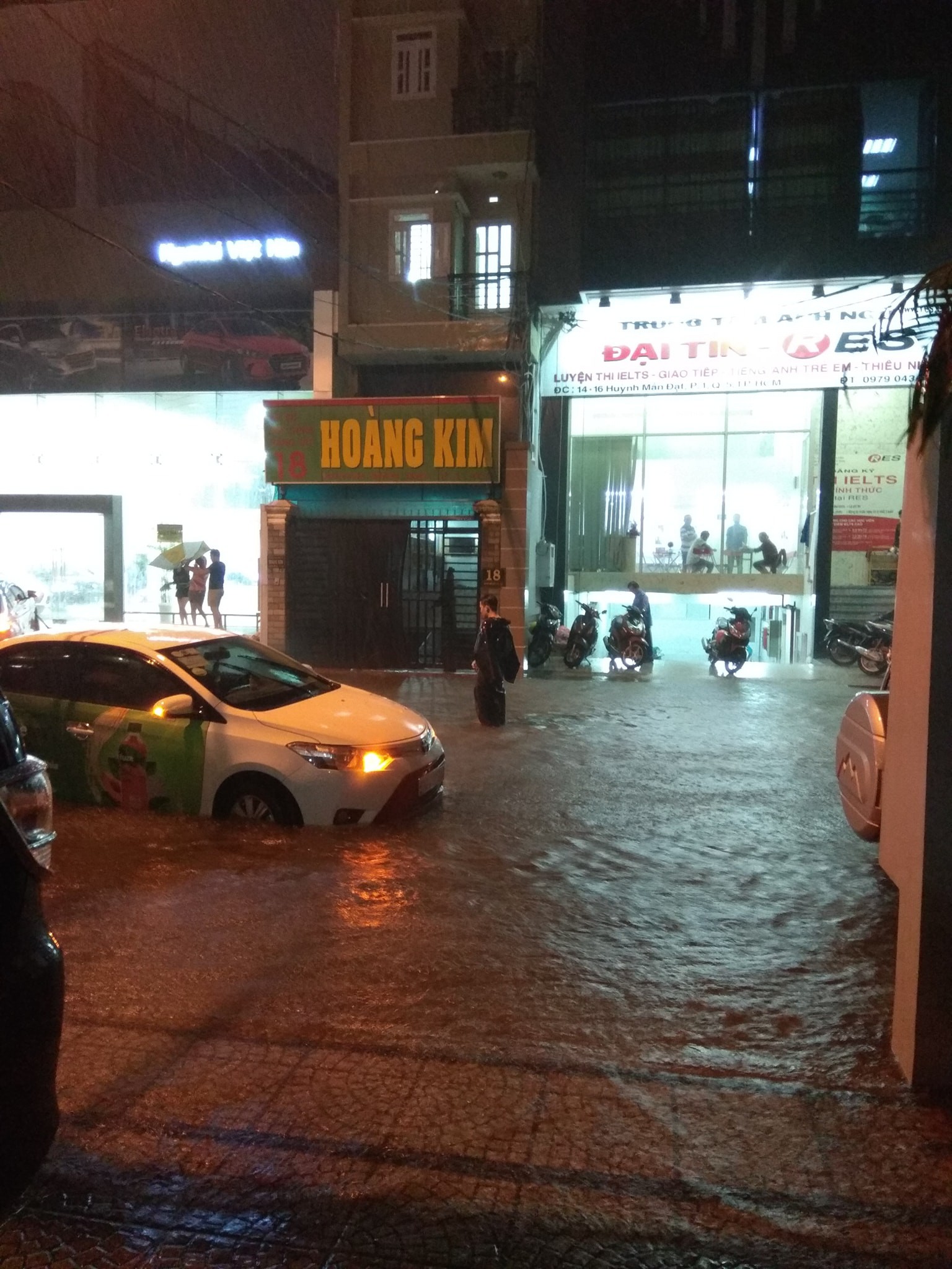 Dân Sài Gòn đồng loạt chia sẻ ảnh và clip chống bão, lội ngập trong trận mưa như trút cả ngày vì bão số 9-3