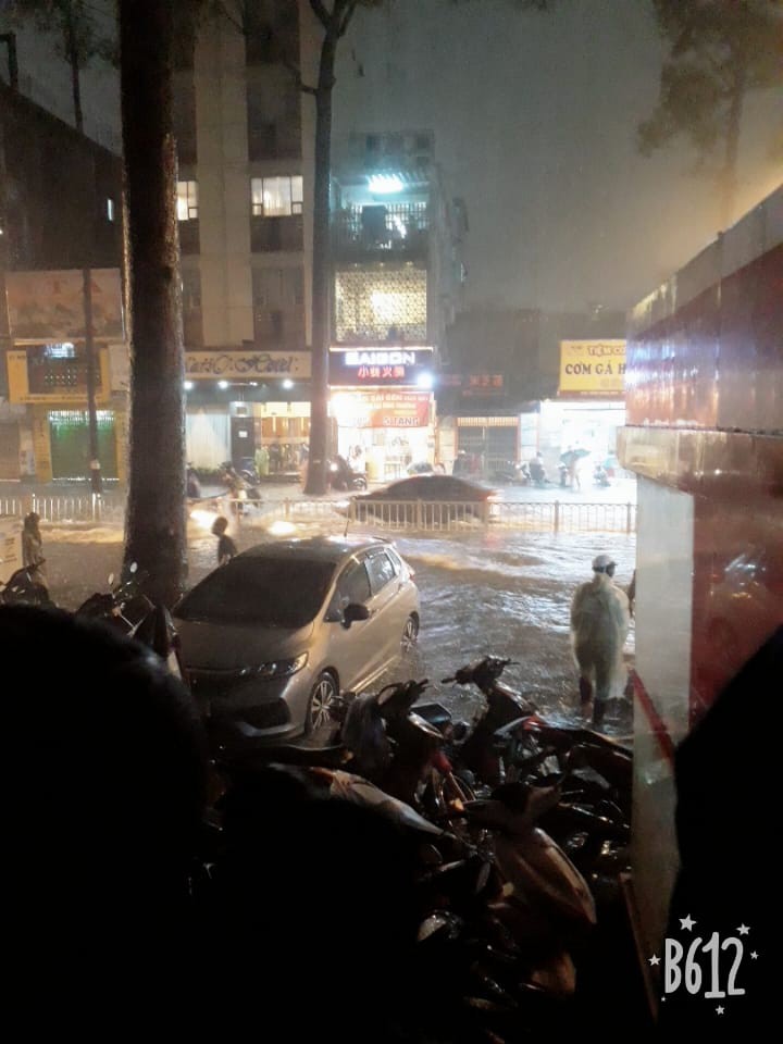 Dân Sài Gòn đồng loạt chia sẻ ảnh và clip chống bão, lội ngập trong trận mưa như trút cả ngày vì bão số 9-4