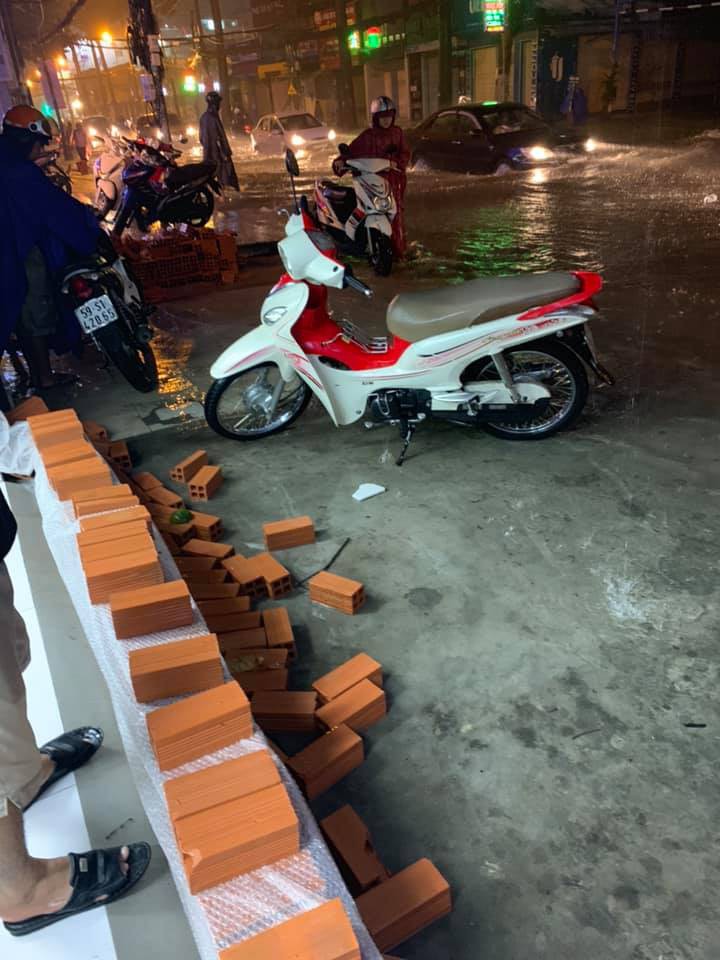Dân Sài Gòn đồng loạt chia sẻ ảnh và clip chống bão, lội ngập trong trận mưa như trút cả ngày vì bão số 9-6