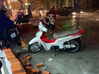 Dân Sài Gòn đồng loạt chia sẻ ảnh và clip 'chống bão, lội ngập' trong trận mưa như trút cả ngày vì bão số 9