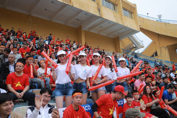 Khoảnh khắc CĐV Việt Nam ‘đỏ lửa’ trên sân Hàng Đẫy-1