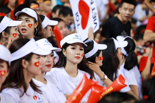 Khoảnh khắc CĐV Việt Nam ‘đỏ lửa’ trên sân Hàng Đẫy-2