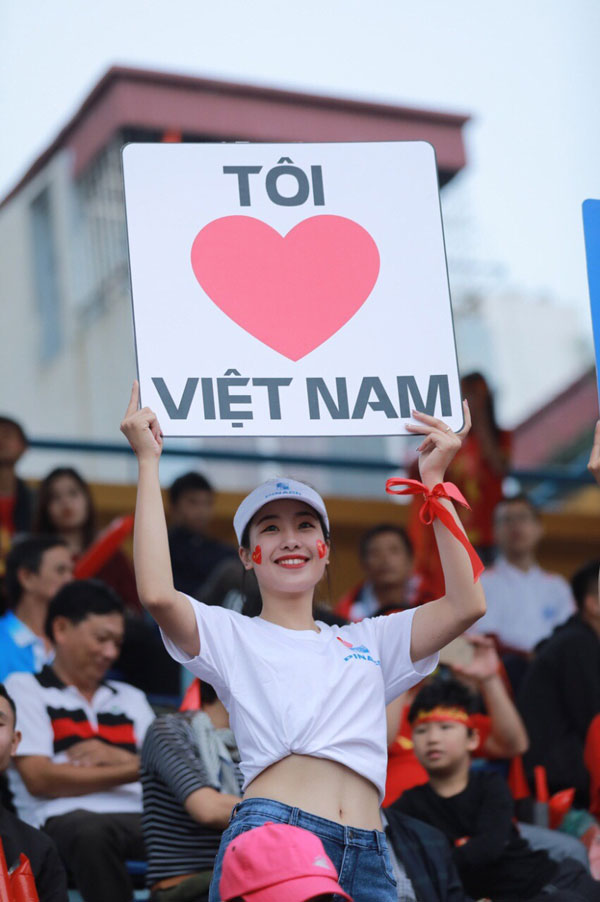 Khoảnh khắc CĐV Việt Nam ‘đỏ lửa’ trên sân Hàng Đẫy-4