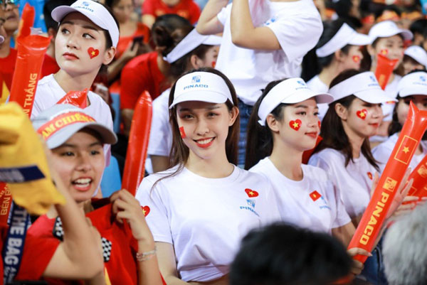 Khoảnh khắc CĐV Việt Nam ‘đỏ lửa’ trên sân Hàng Đẫy-3