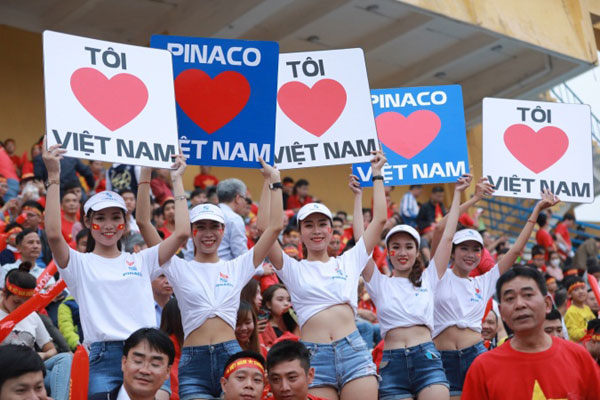 Khoảnh khắc CĐV Việt Nam ‘đỏ lửa’ trên sân Hàng Đẫy-5