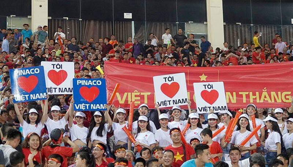 Khoảnh khắc CĐV Việt Nam ‘đỏ lửa’ trên sân Hàng Đẫy-7