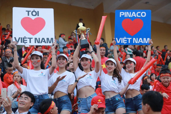 Khoảnh khắc CĐV Việt Nam ‘đỏ lửa’ trên sân Hàng Đẫy-8