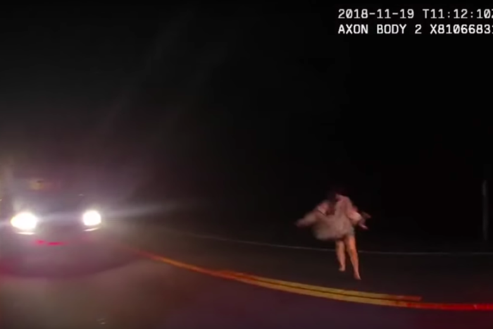 Trốn chạy cảnh sát, người phụ nữ ném trẻ sơ sinh xuống đất-1