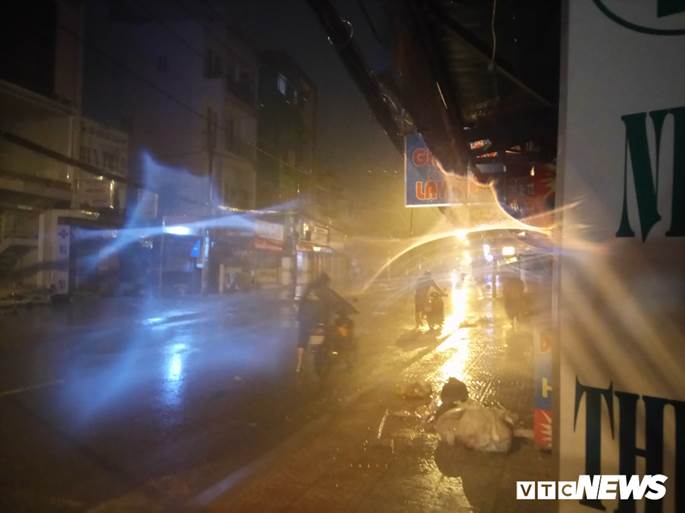 Thợ sửa xe máy kiếm bộn trong đêm mưa ngập lịch sử ở TP.HCM-1