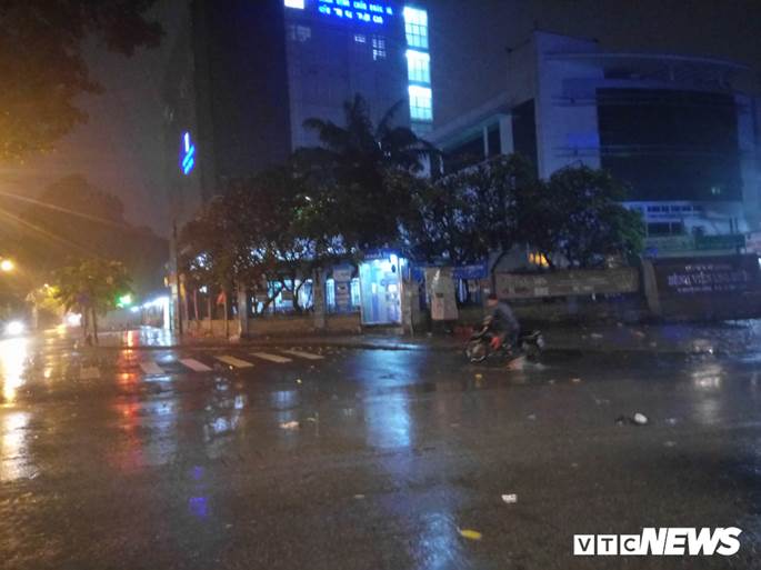 Thợ sửa xe máy kiếm bộn trong đêm mưa ngập lịch sử ở TP.HCM-2