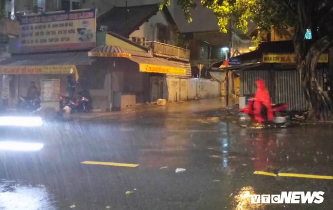 Thợ sửa xe máy kiếm bộn trong đêm mưa ngập lịch sử ở TP.HCM-3
