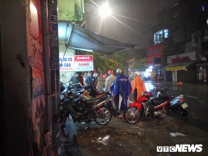 Thợ sửa xe máy kiếm bộn trong đêm mưa ngập lịch sử ở TP.HCM-4
