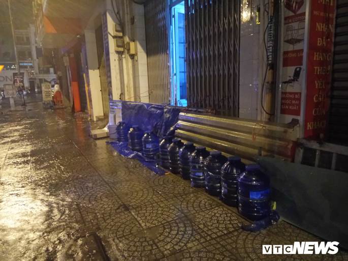 Thợ sửa xe máy kiếm bộn trong đêm mưa ngập lịch sử ở TP.HCM-8