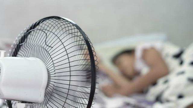 Mẹ hối hận vì nghĩ bật quạt khi ngủ khiến con viêm phổi, lý giải của BS gây bất ngờ-2